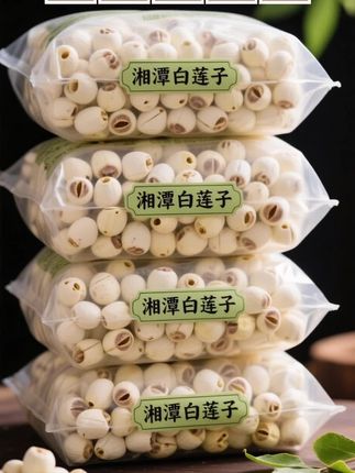 一口白莲子,把整个洞庭湖区的夏天含在嘴里 晨雾漫过洞庭南岸的青荷,藏在碧叶间的湘莲,正把三湘四水的灵秀,偷偷酿进鼓胀的籽粒里。 剥开青绿外皮,抽掉淡苦莲心,莹白果仁像被月光吻过,咬一口,水乡的温润顺着肌理往喉咙里钻 。 扔一把进瓷碗,沸水一冲,荷香裹着清甜炸开,整个盛夏荷塘都“扑”进茶汤;换砂罐慢煨,和银耳熬成乳白羹,糯香在舌尖化开时,连呼吸都沾着湖湘水土的甜,像晨雾漫过湖面漾开的涟漪,绵得人心颤 。 清早在杂粮粥里撒一把,午后用沸水泡壶莲子茶,不用费心思烹饪,日子也能浸着诗意。等软糯在齿间散开,湘水的柔、楚地的韵,还有千年农耕养出的温柔,全顺着这口甜,漫进心里啦~ #湘莲滋味 #白莲子干货 #舌尖上的湖湘 #白莲子 #湖湘风物