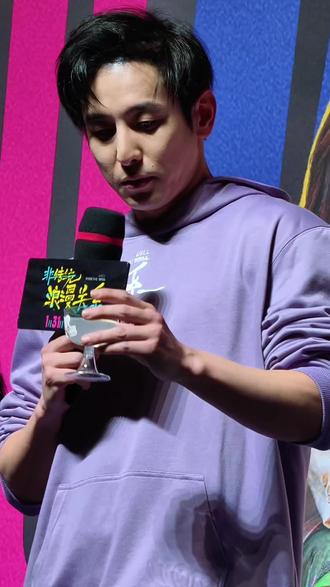 电影非传统浪漫关系首映礼现场任彬在线喊话王天放一点都不寡淡。
#王天放 #任彬 #电影非传统浪漫关系 #喜人 #酷酷的滕 @DOU+小助手 @DOU+上热门