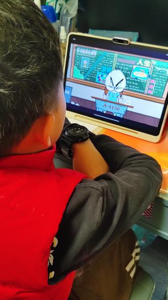 看邻居家用,我们也弄了台学而思学习机X5。
孩子本来就不用我管,现在更省事了。
他说那个笔记功能挺有意思。
不是光记,是能自动生成知识框架图。
我看他对着图,把零散的知识点往里填。
好像是在自己搭结构,不是死记硬背。
至于效果怎么量化,我说不好。
但看他能静下来琢磨,感觉这钱没白花。