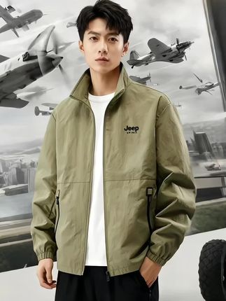 大码男生春秋户外夹克刚需款!#大码男装 JEEP这款立领外套太懂户外党了!春秋薄款不闷汗,加大码包容各种身材,宽肩、肚腩全藏住。 面料抗风还耐造,日常搭牛仔裤、运动裤都适配,通勤、爬山、遛弯穿都自在。质感在线不廉价,微胖兄弟闭眼入!#夹克外套 #户外穿搭 #春秋穿搭 #休闲百搭