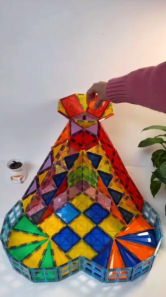 好玩又好看的双轨滑梯来啦🤩
周末到来,和孩子一起在家用磁力片搭一个双轨滑梯吧,孩子沉浸在这个迷人的小世界,专注力拉满,动手又动脑,越玩越聪明~
#磁力片 #磁力片玩法 #磁力片教程 #益智玩具 #儿童玩具