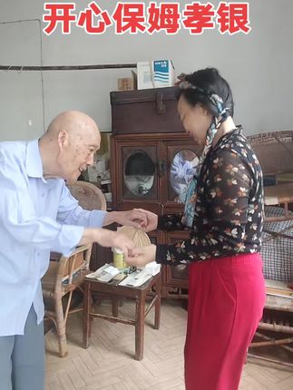 快乐就这么简单,只要你陪他闹陪他笑,他的笑容比阳光还暖,快乐的时光比较珍贵,我们跳的不好开心就好,让老人晚年生活充满活力,感受这份温暖与快乐!#纪录美好生活 #祝所有老人开心快乐晚年幸福
