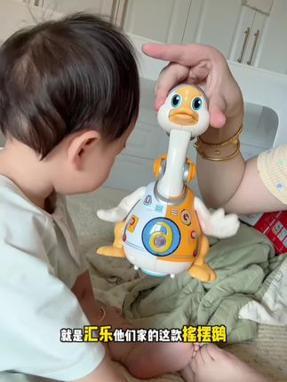 宝宝从2个月到现在1岁3个月,一直玩的这个摇摆鹅强烈安利给你们,既会唱歌跳舞,又会背古诗讲故事,每天都要抱着玩一玩,真的都玩不腻,真是省妈神器#早教益智玩具 #宝宝玩具 #宝妈分享 #沙雕玩具 #哄娃神器
