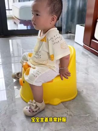 1岁以后就要培养宝宝自主如厕了,建议选这种结构简单好清洗的,有盖子放哪里都美观,而且靠背还是加高的,宝宝坐着舒服不抗拒 #母婴好物 #儿童小马桶 @DOU+上热门