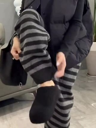 #洋气减龄#面料柔软舒适的#裤子穿搭#舒适百搭 #休闲条纹裤