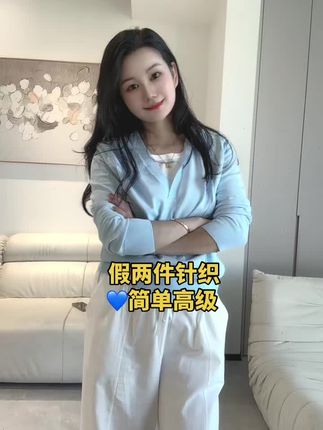 早秋开挂了✨ 这件蓝色连帽针织衫美到犯规 宝子们,早秋氛围感穿搭的神来啦!这件蓝色假两件连帽针织衫,简直是时尚开挂💙 假两件设计巧妙又吸睛,视觉上层次感满满,仿佛是卫衣与针织的完美叠搭,实则一件就能搞定时髦造型#慵懒风穿搭 #新衣服可以治愈各种不开心 #少女感labubu#欢螺宇宙星愿多多 #向往的生活9这样