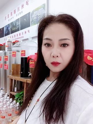 成年人的世界,心里兵荒马乱,嘴上一言不发,眼睛里看尽人间沧桑,何以言、何能言、与谁言……#纯粮酿造 #散酒坊 @抖音小助手