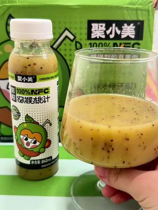 不爱吃水果的有福了,这款猕猴桃汁是鲜榨的,味道鲜美,还可以嚼得到果肉#强烈推荐 #猕猴桃汁 #聚小美鲜榨猕猴桃汁 #聚小美 #鲜榨猕猴桃汁