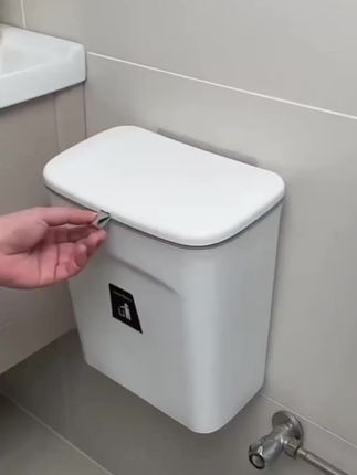 有了这个可以挂在墙上的#壁挂式垃圾桶 打扫卫生真的太方便多了,还是滑盖设计一键打包,干净又卫生,厨房还可以挂一个,削皮摘菜也不用再弯腰,太实用了#免打孔 #垃圾桶 #美观实用