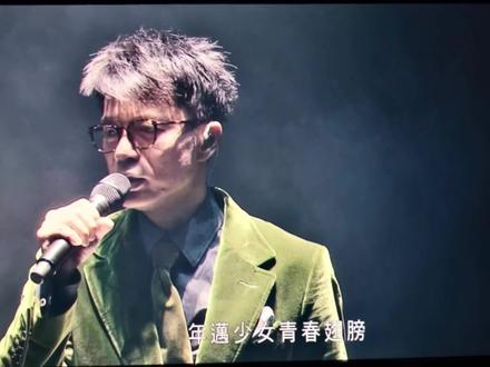 李克勤《二十四城记》,一首都市边缘人的悲歌 李克勤以冷静克制的嗓音,将歌中女子的沉沦与世人的凉薄娓娓道来,如一把钝刀,割开浮华都市下的人性褶皱……
#李克勤二十四城记 #二十四城记 #李克勤#粤语经典 #港乐