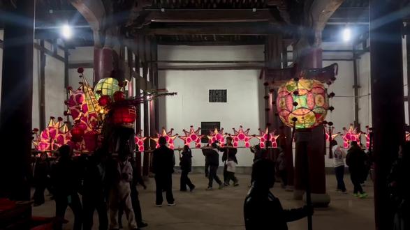 画水镇画溪三村小龙灯
中华龙图腾与求雨古俗:龙灯最早源于汉代“舞龙祈雨”的祭祀,唐代起附会魏征梦斩泾河老龙的传说;东阳板凳龙在唐宋发展、明清鼎盛,画溪王氏自五代卜居画溪后,便将迎龙灯融入上元灯节,兼具敬祖、驱邪、祈福风调雨顺、人丁兴旺的功能,各村按天、地、人三房分灯,有“爷龙、娘龙、儿龙”的辈分区分。
王坎头(画溪)析为多村,三村属地房聚居区,明清时锄经堂、敦睦堂等厅堂就有正月张灯、迎龙绕村、朝城隍庙的惯例;龙头竹“偷取”并留红纸利市、开眼、送龙上天等传统流程代代相沿。
• 属典型东阳板凳龙(桥灯),龙头仿泾河老龙造型,竹篾扎架、棉纸糊面彩绘,龙身为各户一节板凳灯串联;
• 正月十四至十六最盛,头夜不出村“利村里”,次夜出村迎赛、谢娘家,十六夜挂山驱瘟;
• 三村龙灯常与画溪其他村龙灯同赴下城隍庙“朝灯”,场面壮观。#舞龙灯 #民俗风情 #祈求风调雨顺