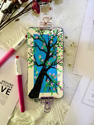 画一本繁花——春上枝头🌸(超详细视频教程)
✏️:慕多星小红心❤️
📒:飞乐鸟9✖️9小方本
很有春日氛围的一幅画,几支颜色就能轻松画
#画渣日常瞎画 #创作者中心 #创作灵感 #慕多星 #丙烯马克笔推荐