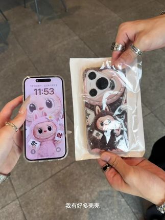 哇噻~上拉布布发财手机壳耶~好朋友凭咱俩的关系和我一起用可以吧!#爱了爱了 #拉布布手机壳 #是时候安排一下了