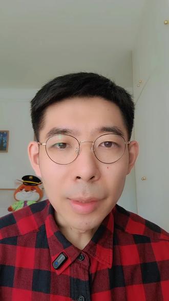 川妹子何娜,三年帮700多位台湾老兵回家,她说只要被记得,回家的路就不会远……#90后川妹子带赴台老兵过海回家 #台湾 #老兵回家 #感人故事分享 #口播传递正能量