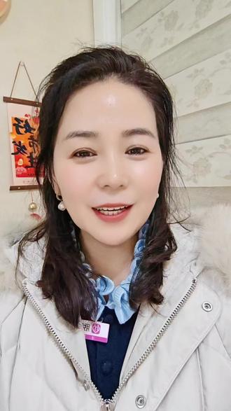 不要相信爱情,要相信人品。因为爱情消失的时候,如果对方是个好人,至少你就不会遍体鳞伤。对的人会让你感到平静,在这个充满焦虑的时代,能让你心定的人,比能让你心跳的人更加珍贵。人生很长,无论是职业还是投资,都有机会翻盘。唯独在爱人这件事上,选择大于努力。一定要选底色善良的人。