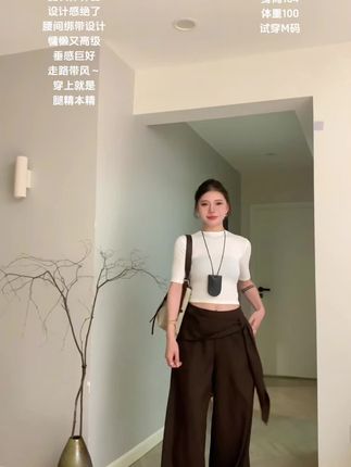 长相可以基础 但穿搭绝不能基础,一套上身就是腿精本人~#内娱琥珀系中女的力量感 #穿搭 #秋日户外就穿琥珀系 #被秋日氛围感穿搭拿捏了 #早秋秀场抄作业告别路人感