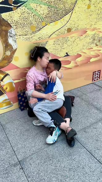 熊非熊偷看手机动态壁纸娶图教程来了!抖音放大镜🔍搜【神图定制】进入,输入口令“5520”🉐动态高清图 #设置教程 #教程来了 #熊非熊偷看手机动态壁纸 #动态壁纸 #手机锁屏 学会了快去试试吧 送你一张动态壁纸 这也太好玩了 有意思的锁屏壁纸