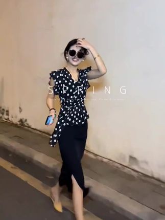 夏季不规则套装显瘦休闲风修身简约时尚碎花上衣黑色高级感半身裙#时尚穿搭 #上半年潮流穿搭清单 #夏日穿搭必学技巧 #摆脱路人感的小个子女生穿搭 @巨量千川