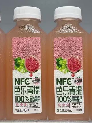 哇塞,终于让我挖到了一款配料表比我脸还干净的宝藏果汁,而且还是个羊毛价,芭乐和青提脑袋可不要错过了、现在一箱到手八瓶、你看看才多少钱?他只有水果本身,没有乱七八糟的添加,入口酸酸甜甜的口感特别清爽解腻,就跟吃新鲜水果一样。平时吃饭聚餐来一瓶,真的太适合了,趁活动快来一瓶试试、我猜你一定会喜欢。@DOU+好生意 @DOU+小助手