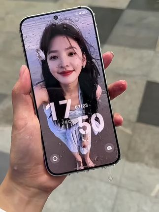 华为Pura80 | 用过就戒不掉! 宝子们,华为Pura80真的太绝啦😍! 6.6英寸的OLED屏幕,2760×1256的分辨率,1-120Hz LTPO自适应刷新率,画面超流畅,视觉感超棒💕。还有第二代昆仑玻璃,坚固又耐用,安全感拉满。 5000万像素超聚光主摄,搭配1300万像素超广角和1200万像素潜望式长焦镜头,不管是拍风景还是拍人像都超厉害,轻松出大片📷。1300万像素前置摄像头,自拍也超好看,轻松get清透感照片。 5600mAh大电池,66W有线快充和50W无线快充,续航超给力,再也不怕手机没电啦🔋。 而且还有北斗卫星消息、IP68防尘防水这些黑科技,真的太香了!#华为Pura80 #华为手机 #手机推荐 #数码科技 #强烈推荐