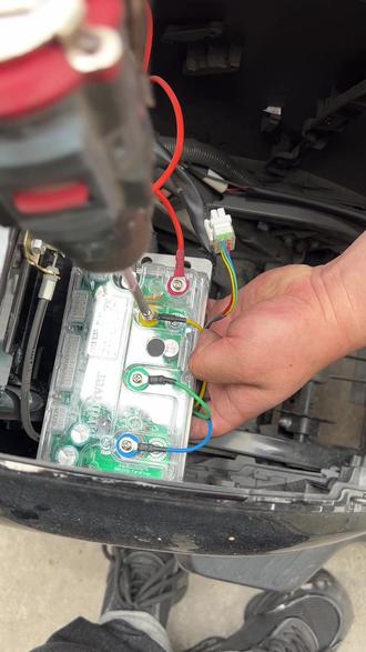 爱玛车型更换远驱控制器视频教程!拍的不全面!不懂的可以在评论问下!主要是看天眼数据的性能发挥!专业特调#远驱控制器#维修电动车