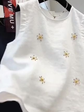 姐妹们!一眼就爱上这件大码高级感重工钉珠无袖马甲背心~无袖设计简约大方,面料柔软舒适透气,重工钉珠高级精致,多色可选 洋气减龄 时尚百搭!搭配裤子裙子都超级好看~#夏季穿搭 #胖妹妹时尚大码女装穿衣搭配 #穿出自己的风格 #气质穿搭 #不挑年龄不挑身材@抖加🔥上热门🔥dou+🔥热点宝 @DOU+小助手