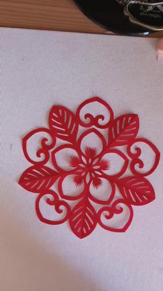 今天的五折团花有点难度呢,相信一定难不倒心灵手巧的你!咱们一起剪起来吧!#剪纸 #团花剪纸教程 #窗花剪剪 #新年快乐 #非遗