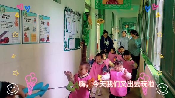 大树纹理探索课上线!
小宝贝们摸树皮、画纹路,把大树的“皮肤”画进画纸里~
指尖触到的是自然的质感,笔下绘出的是童年的想象力,这堂自然美育课,满是惊喜与发现✨