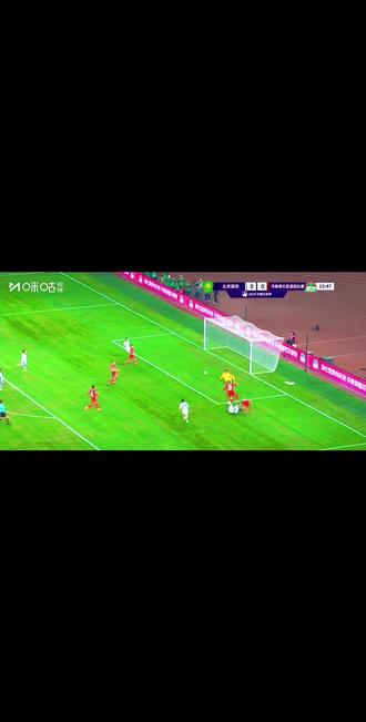 七年蛰伏,终迎绿茵荣光 ^_^苏州奥体中心的终场哨声,让7000名国安球迷的呐喊冲破夜空!时隔七年,我们终于再度见证北京国安捧起足协杯冠军奖杯,这是队史第五座足协杯荣耀,足以让每颗坚守的心热血沸腾。
从2018到2025,两千五百多个日夜的等待与期盼,在法比奥的帽子戏法中圆满落幕。第16分钟的补射破门、半场补时的点球命中、终场前重罚得手的绝杀,三粒进球不仅锁定3-0胜局,更击碎了赛季的憋屈与遗憾。王刚肋骨骨折仍坚守、侯森带伤扑救,球员们的拼劲与球迷的呐喊共振,诠释着“国安不服”的血性。
这一晚,绿色信仰再度闪耀。奖杯上凝结着球队的韧性、球迷的坚守,更锁定了下赛季亚冠附加赛资格。“国安是冠军”的嘶吼穿越寒夜,七年饮冰,此刻终得热血滚烫。这份荣耀属于每一个不离不弃的我们,未来征程,我们仍将为绿色战袍倾尽呐喊,只因国安永远争第一!