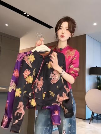 鱼见凤。它的名字叫鱼见凤,顾名思义就是鱼遇见凤凰的意思,而且它还是那种斜襟的设计,很俏很俏,特别的美#国风穿搭大赏 #新中式穿搭 #新中式上衣 #百搭