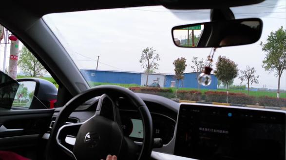 你看那一万栋楼 十万个家 百万个债 千万滴眼泪划过的几亿张脸 只为一个爱