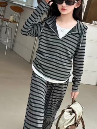 女童秋装条纹卫衣两件套,越看越好看、越看越耐看#高品质童装 #好看的衣服都在这里 #女童套装 #秋装新品 #芭尔熊妮童装