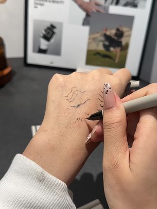 健美创研眼线笔手残党也会用,防水防汗不晕染,关键价格便宜才9.9谁还去买几十一支的眼线笔啊 平价彩妆#防水防汗#健美创研眼线笔收起#美妆好物 #防水眼线笔 #拯救手残党