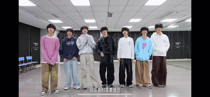 新年快乐闺蜜们,爆炸磕到所以火速剪了,之后也还会剪长视频,爱你们爱然东然,今年再磕最后一天啦,我们明年见!
特别声明:东高会破6万,然在新cha里表现优秀,鼬猪超级棒,妈妈很骄傲!!!
#东然#然东#cp#糖点解析 #然东然为何那样