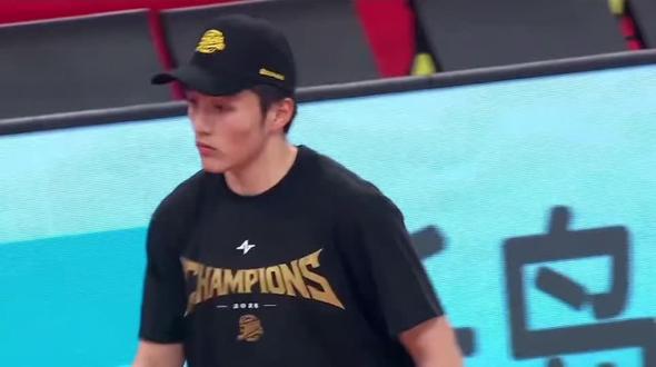 总决赛最有价值FMVP球员杭州队0号球员赵哲轩太强大了! 实至名归,才19岁的帅小伙!明年不知道会不会去打CUBAL,那样就打不了浙BA了,加油!#浙BA #杭州队 #fmvp #篮球比赛#赵哲轩