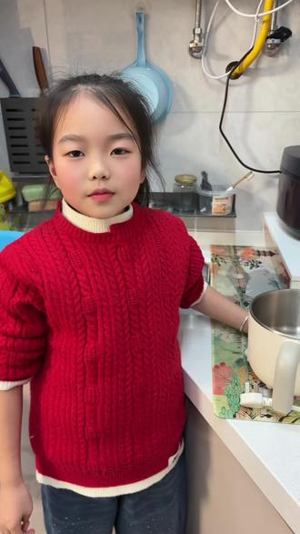科学小实验,白醋去除水垢的原理:是醋酸(CH₃COOH)与水垢主要成分碳酸钙(CaCO₃)发生酸碱中和反应,生成可溶性醋酸钙、二氧化碳和水#劳动dou有范儿