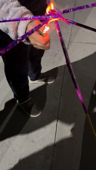 在烟花升空的瞬间开启我们的第一年#烟花 #荧光棒 #爱心爆炸 #农村烟花