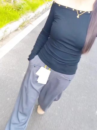 一个女人努力赚钱背后一定有故事,不是贪财,而是经历了人情世故。明白了别人的屋檐再大都不如自己有把伞,谁好都不如自己好,不低头,不认输,努力活成自己喜欢的样子。