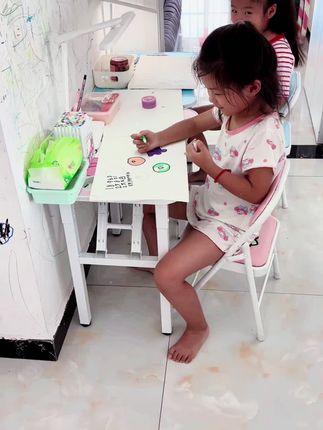 非常实用的折叠小桌子,家里空间不是很充足的,可以给孩子买个当小书桌用,不占地方#认真的样子真可爱 #人类幼崽的日常 #记录成长过程