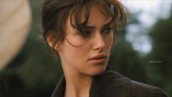 《傲慢与偏见》亲爱的伊丽莎白小姐
朗伯恩的雾霭里,藏着两颗心骨子里的傲娇和执拗。达西裹在阶级与自尊的硬壳里——他认定乡绅阶层的浮华浅薄,便连带着对伊丽莎白的好感,也藏得笨拙又别扭。他更因看不惯彬格莱与简的感情里掺杂着班纳特家的轻佻浮躁,便凭着自己的判断,拆散了一对璧人,却浑然不觉这份为朋友好的干预,早已越界伤人。
伊丽莎白,则在对一个个偏见的深信不疑里。她听了韦翰半真半假的哭诉,认为达西是刻薄寡恩的小人,她看穿彬格莱姐妹的势利,便连带着否定达西的示好。达西递上那封剖白心迹的长信,字里行间满是恳切的解释。在一次次事件中,她真正看清了达西后,撕开了偏见的滤镜,看到了他冷漠外表下的温柔与担当。
这份拉扯,让他们在舞会上针锋相对,让他们在雨夜中互相折磨,让两颗明明相吸的心,隔着一层厚厚的壁垒。直到偏见的滤镜被撕碎,傲慢的铠甲被卸下,他们才终于明白:所谓的执拗,不过是用自我的标尺,丈量着对方的灵魂。
电影的末尾达西先生踏雾而来,褪去一身阶级赋予的倨傲,带着笨拙的恳切与温柔,站在伊丽莎白面前。两个曾囿于执念的人,在了解中看清对方,学会柔软,学会放下那些困住彼此的壁垒,走向属于他们的,漫长而安稳的圆满。#傲慢与偏见#电影剪辑#电影美学#爱情#达西先生从晨雾中走来 #电影美学