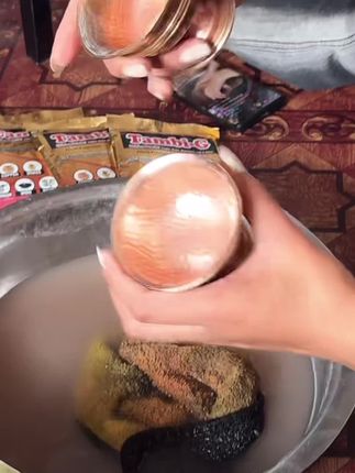 如果你们家里有藏式铜器银器 发黑发黄平时用洗洁精洗不干净的就可以用我家的清洗粉#拍一发三 #藏式铜器清洗粉 #热门小助手 #热门话题