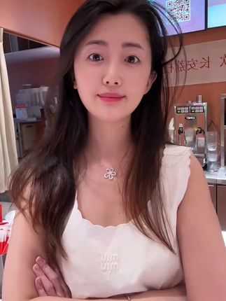 这个夏天一定要拥有的就是这条生如夏花项链了,它有着独特的设计理念,将绽放的花朵融入到设计中,让你时刻都散发出迷人的魅力。不仅如此,它的做工也非常精致,无论是自己戴还是送朋友都很合适哦!这么好看的项链,赶紧点击下方链接把它带回家吧!#耳饰搭配 #夏天该有的样子 #珠宝搭配 #礼物推荐 #实物展示