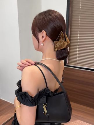 赫本抓夹让你拥有法式名媛氛围感~ 真的很爱这款赫本风抓夹的高级感、缎面质感很好!不挑发量都能用#时尚饰品#头饰高级感 #赫本抓夹#后脑勺发夹抓夹推荐 #赫本风抓夹