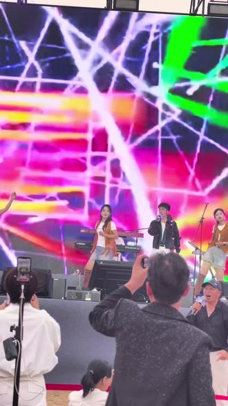 生活帮20周年纪念演唱会,有幸成为伴舞的一员,虽然是业余爱好,自觉惭愧,难当重任,但是承蒙节目组厚爱,就是要民间组织表演,倡导人人参与,参与其中才发觉沂水文旅这两年真的是用心了,为沂水文旅工作人员点赞,沂水热舞飞扬团队加油