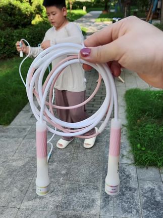 给俩个孩子入了两个特步的跳绳,轻松锻炼身体!小巧便携随时随地可跳绳!