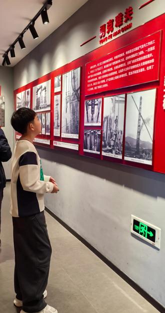 中国第一座自己设计并建造的公铁两用大桥。。👍👍