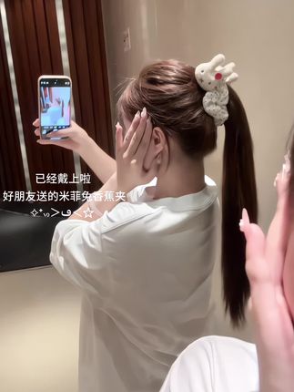 好朋友送的香蕉夹,好可爱 好喜欢呀!巨巨巨显发量~#头饰发饰 #少女心好物 #抓夹#显发量#香蕉夹
