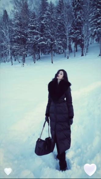 超级暖和的一件鹅绒服,穿去东北都没问题,狐狸毛#小个子穿搭 #新年战袍 #皮草穿搭 #冬天就要保暖又好看 #狐狸毛羽绒服 质感绝了绝了,一看就是品质高的,面料也比较特别,好像有一点珠光的感觉,总之,穿上秒变贵妇 珠光宝气!