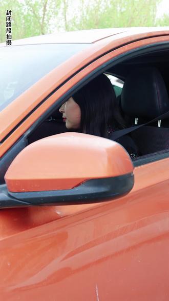 主播说法典 | 邻居帮忙指挥停车发生了刮蹭,该由谁来承担?