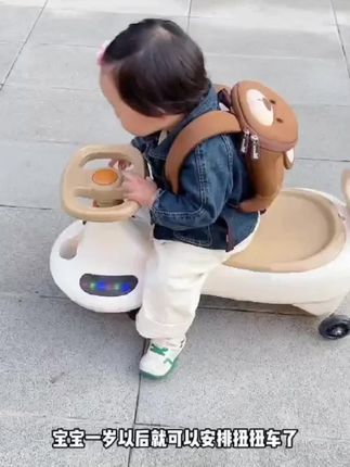 一岁三个月的宝宝,一天在家里到处乱窜😂#调皮捣蛋的小家伙 #根本停不下来 #人类幼崽成长记#好物推荐🔥 #扭扭车